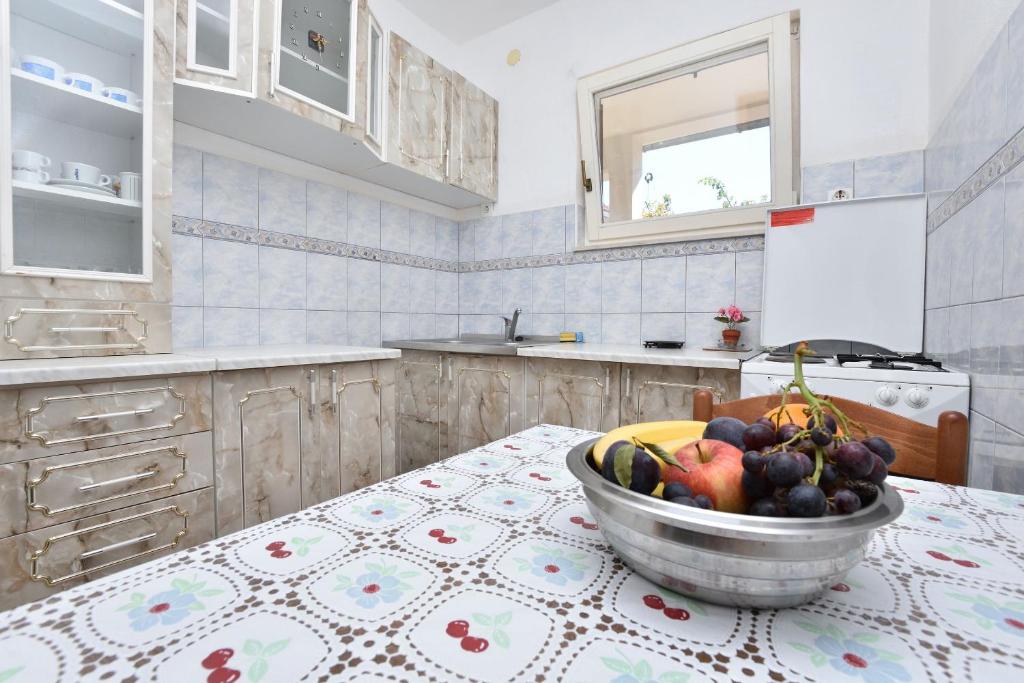 Kuchyň nebo kuchyňský kout v ubytování Apartments and Rooms Jakov