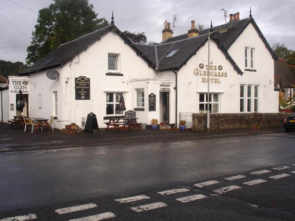 un edificio bianco sul lato di una strada di Glencarse Hotel a Glencarse