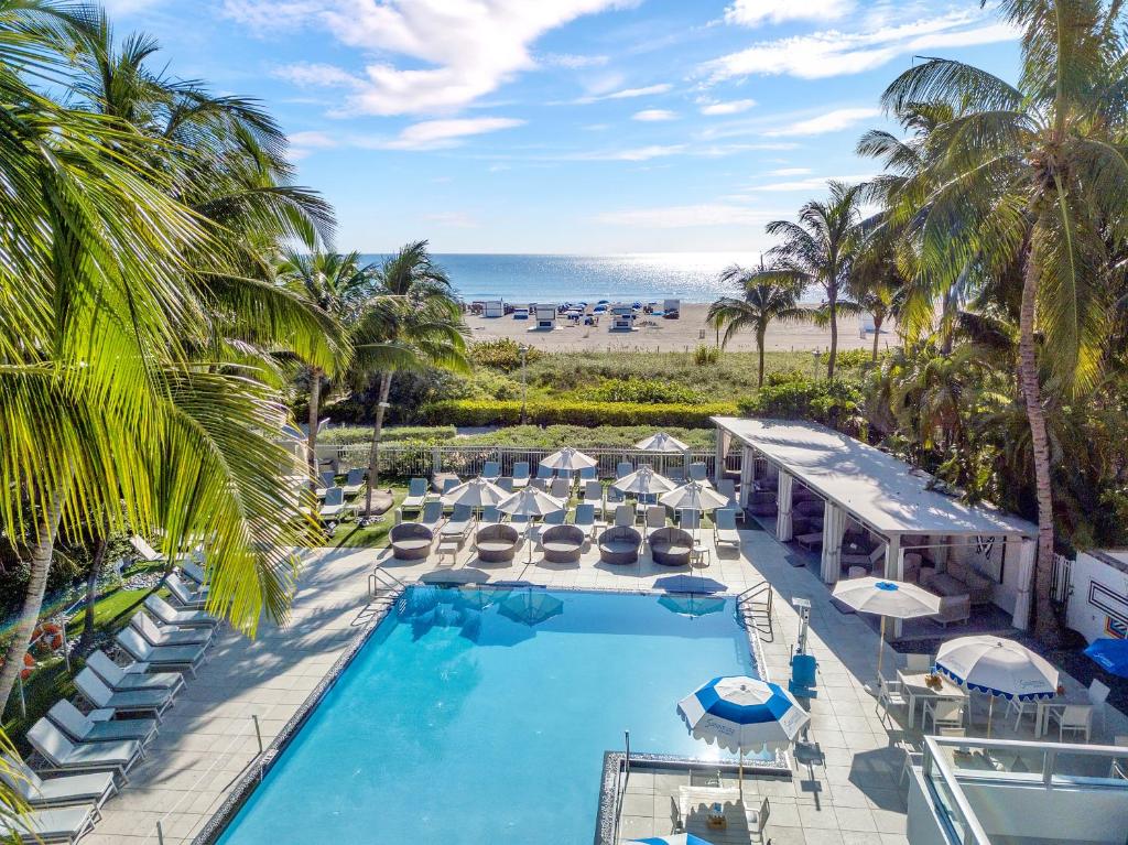 uma vista aérea de um resort com piscina e praia em The Sagamore Hotel South Beach em Miami Beach