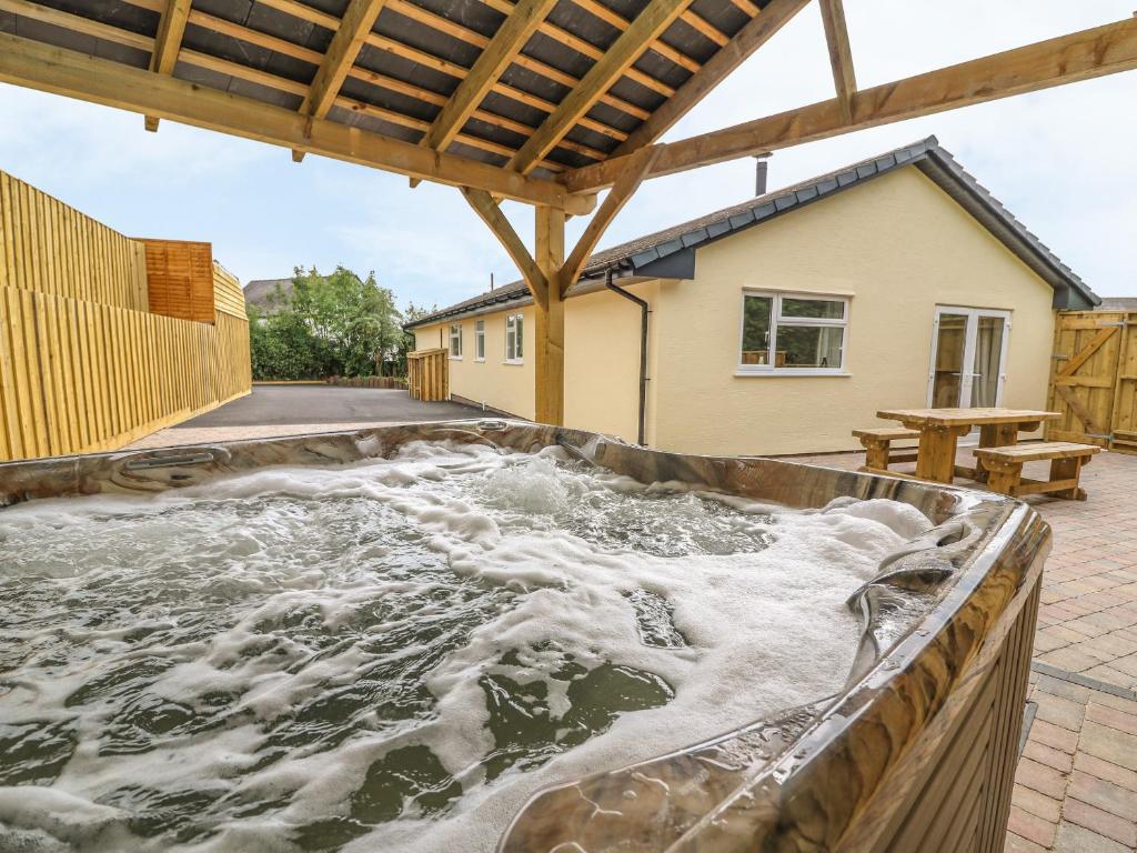 a hot tub in the backyard of a house at New Peny in Llandrindod Wells