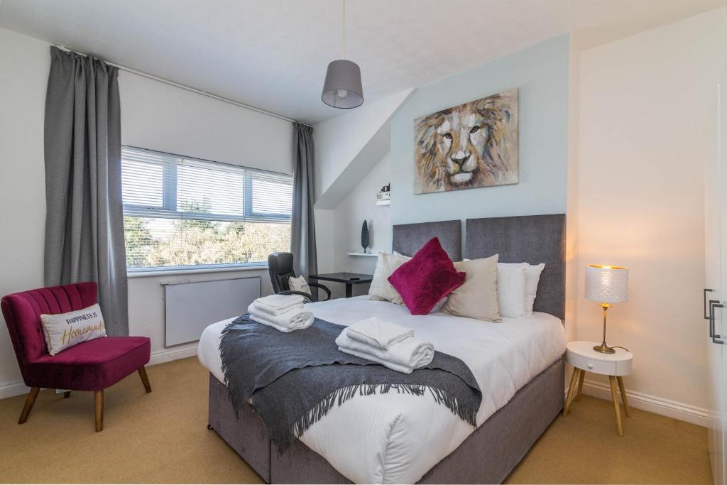 1 dormitorio con 1 cama grande y 1 silla roja en West Bridgford Classy 2bed Flat en Nottingham