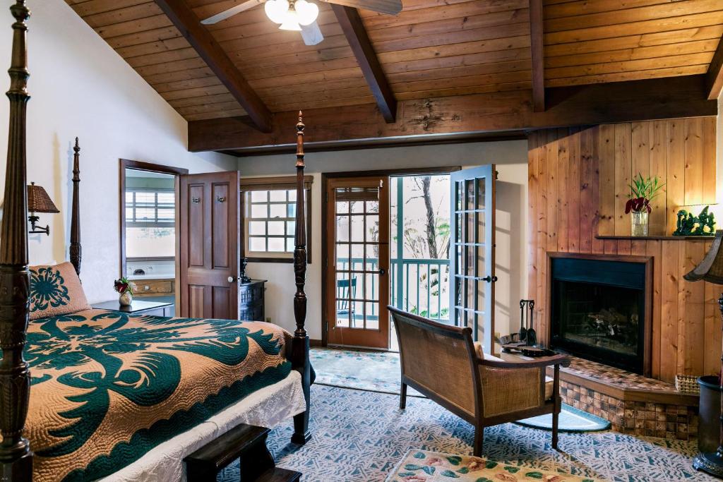 Cama ou camas em um quarto em Kilauea Lodge and Restaurant