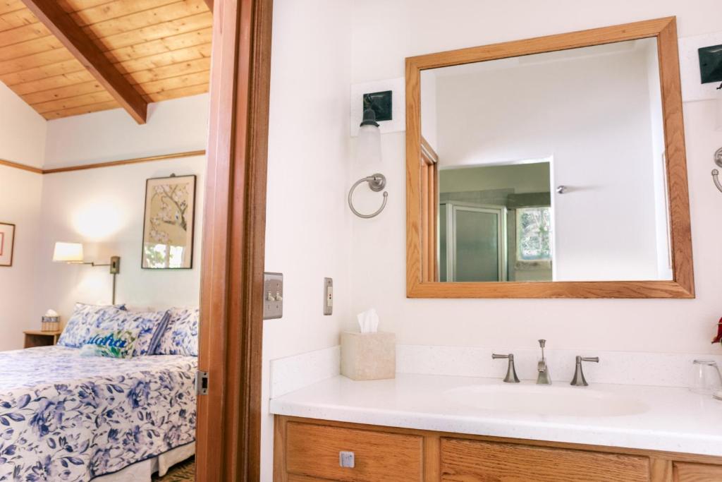 Um banheiro em Kilauea Lodge and Restaurant