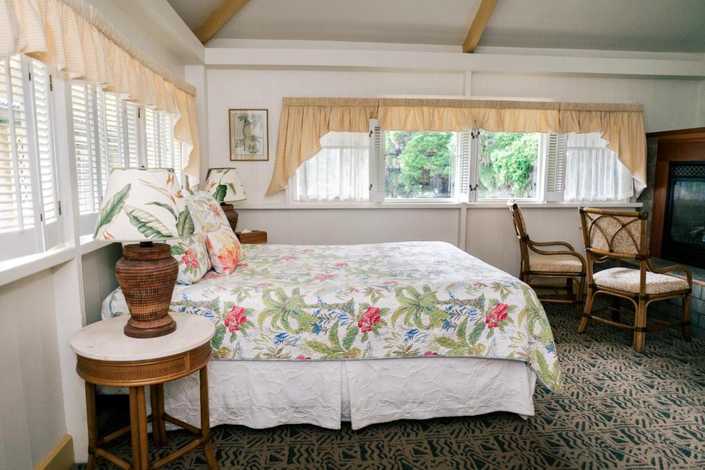 Cama ou camas em um quarto em Kilauea Lodge and Restaurant