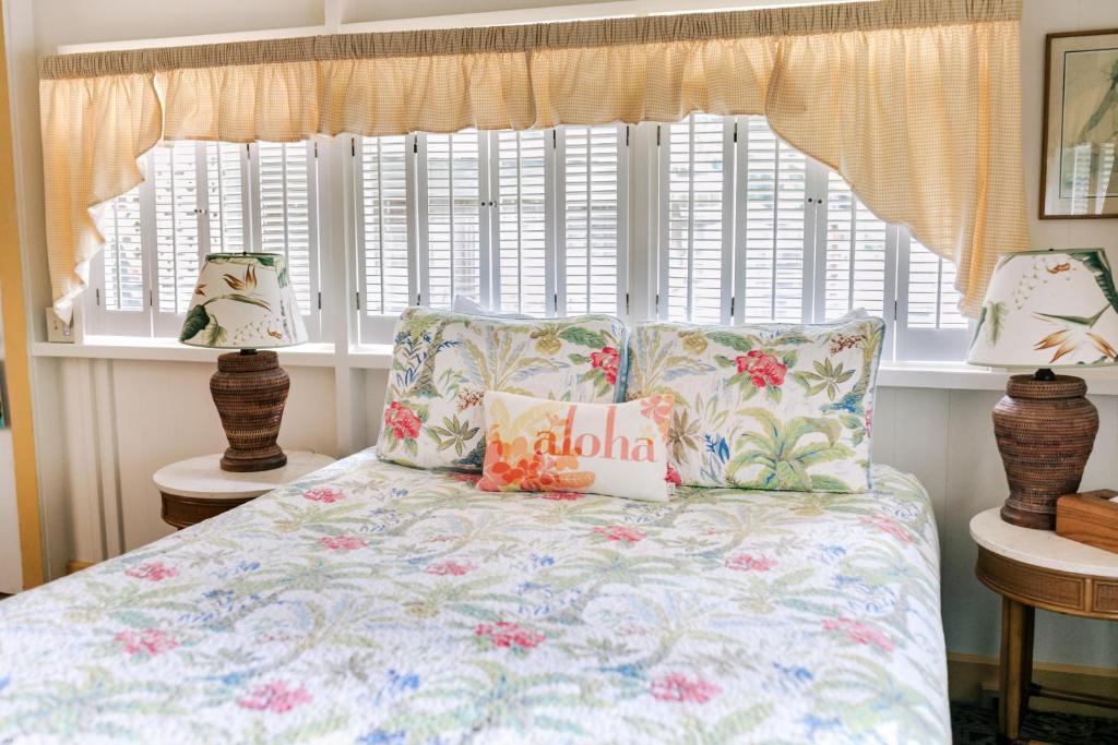 Cama ou camas em um quarto em Kilauea Lodge and Restaurant