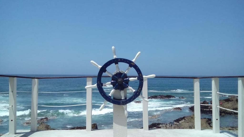 una hélice en un muelle junto al océano en Hotel Las Aldas, en Casma