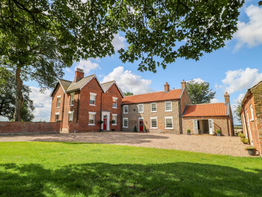 una imagen de una casa con un patio en Hall Garth en Beverley