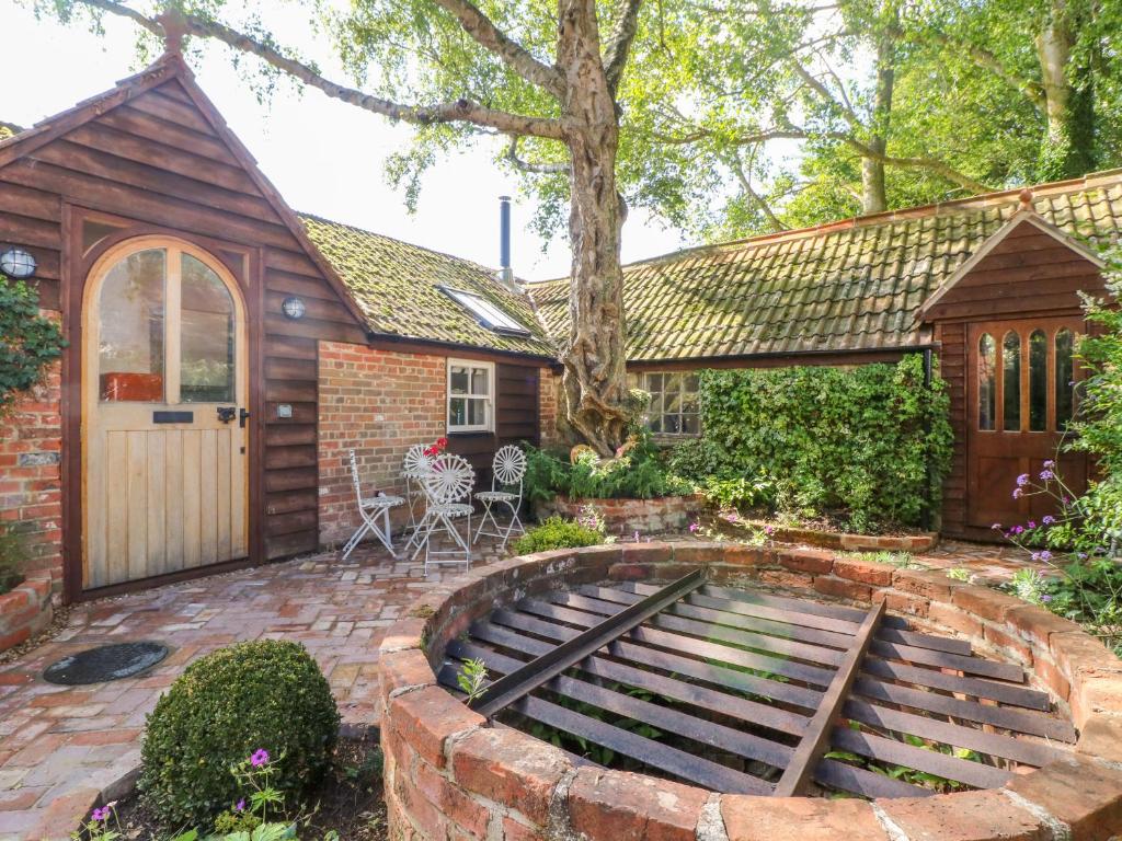 ein Haus mit einem Garten und einer Terrasse in der Unterkunft The Hemmel in Faringdon