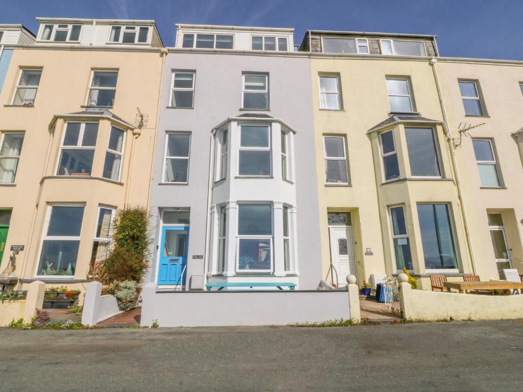 un edificio de apartamentos en la esquina de una calle en 11 Marine Terrace, en Criccieth