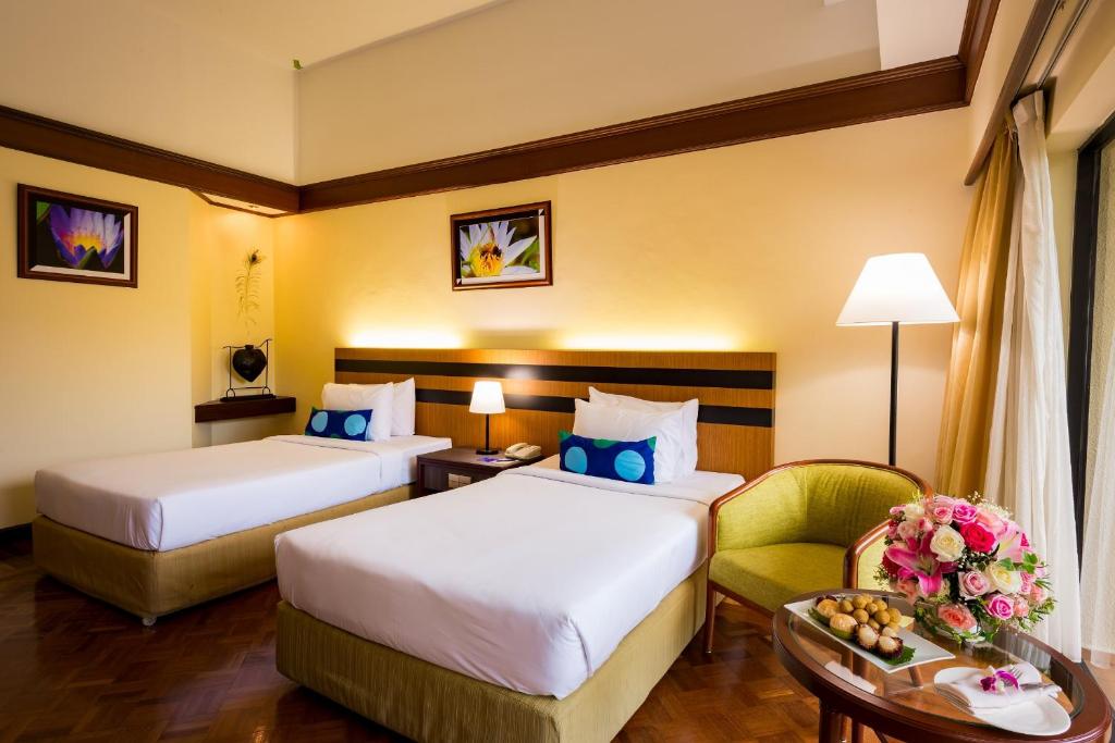 Postel nebo postele na pokoji v ubytování Le Grandeur Palm Resort Johor