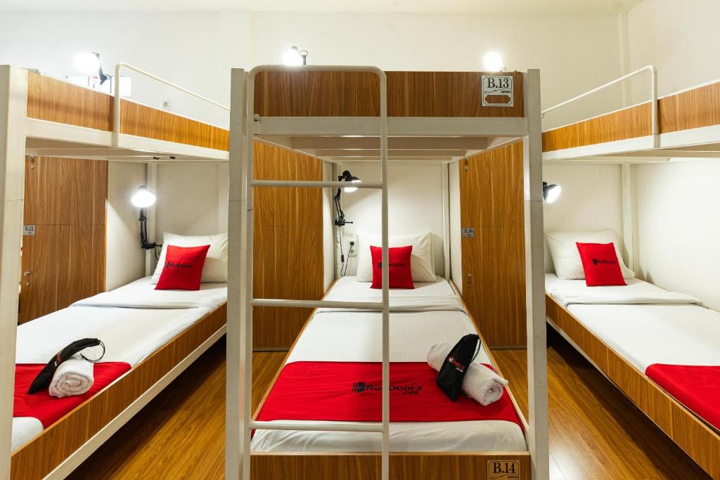 2 letti a castello in una camera con accenti rossi di RedDoorz Hostel @ Dago 2 a Bandung