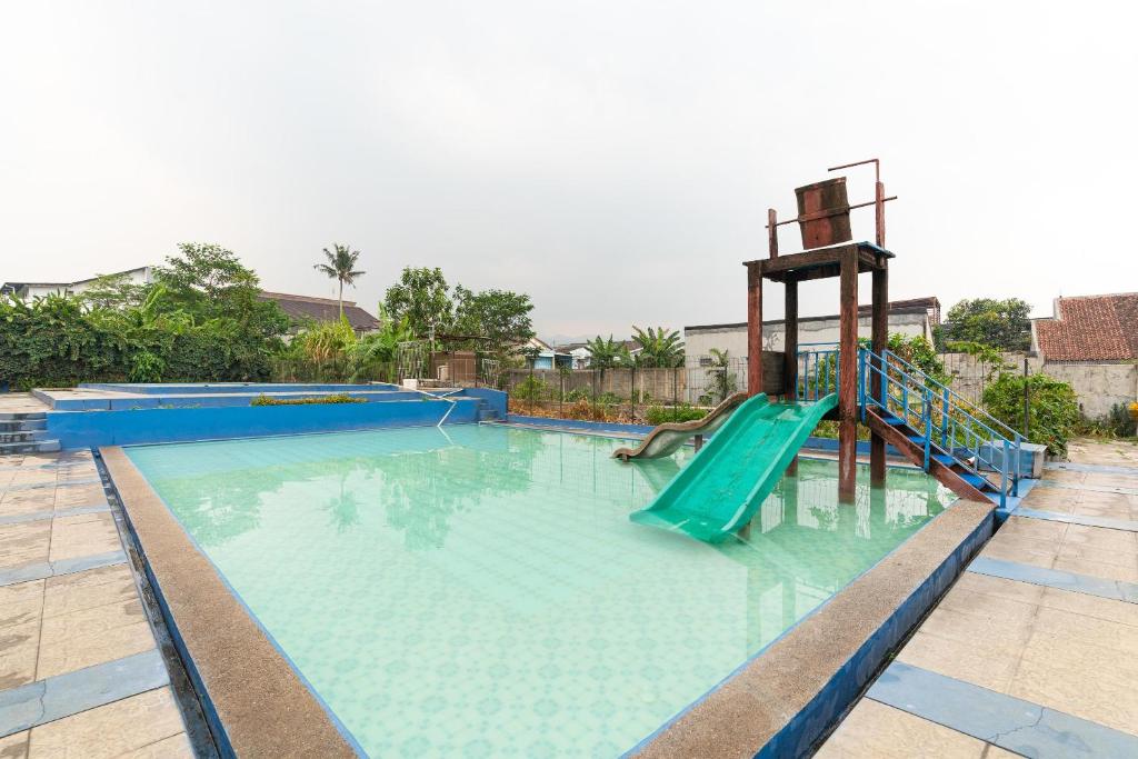 Piscina di RedDoorz Hostel @ Dago 2 o nelle vicinanze
