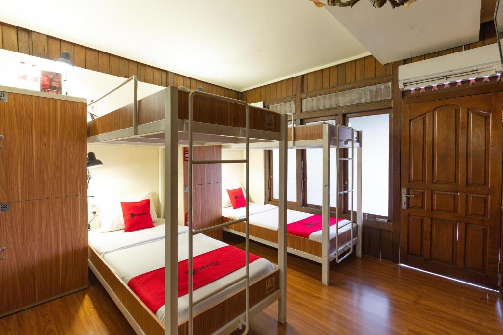 Letto o letti in una camera di RedDoorz Hostel @ Dago 2