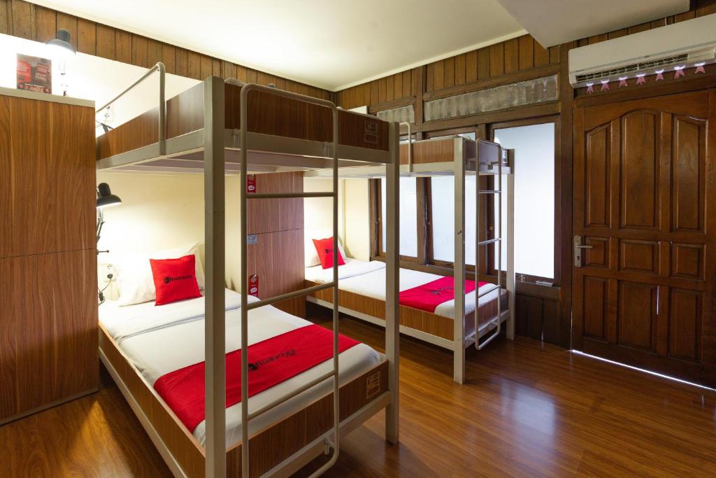 Letto o letti in una camera di RedDoorz Hostel @ Dago 2