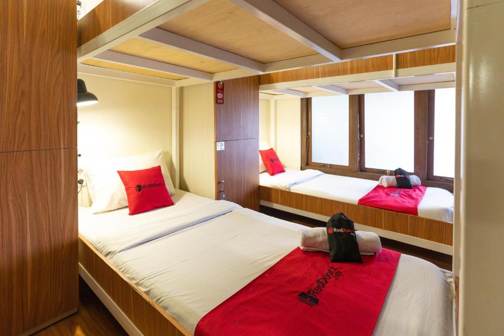 Letto o letti in una camera di RedDoorz Hostel @ Dago 2