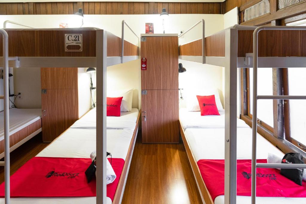 Letto o letti in una camera di RedDoorz Hostel @ Dago 2