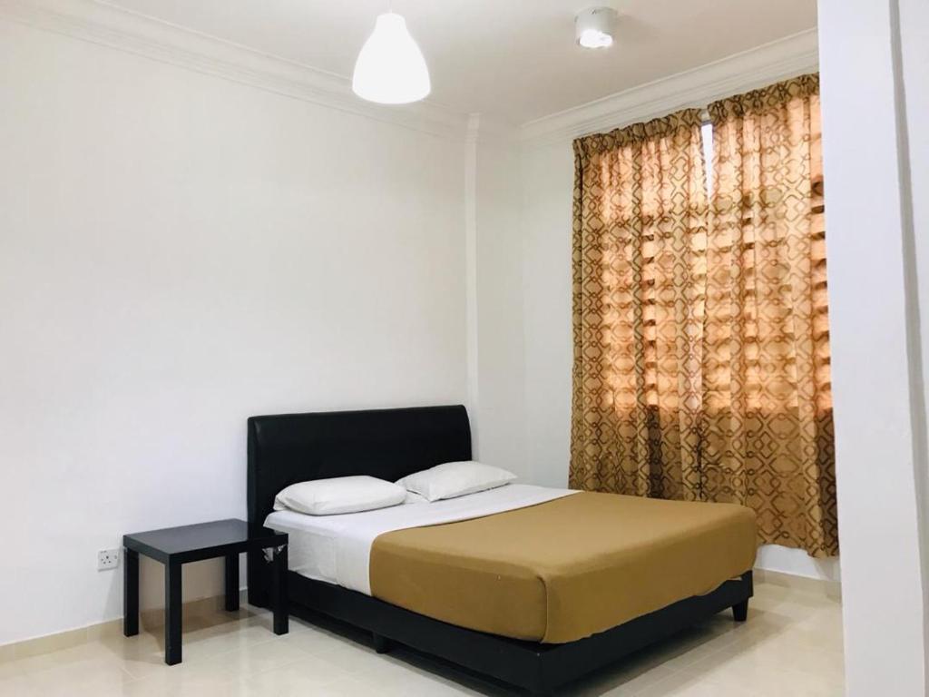 Un pat sau paturi într-o cameră la 3 Rooms Apt @ Crown Imperial Court