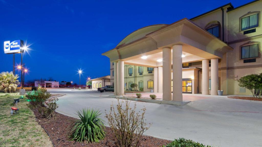 a building with a parking lot in front of it at Best Western Palace Inn & Suites in Big Spring