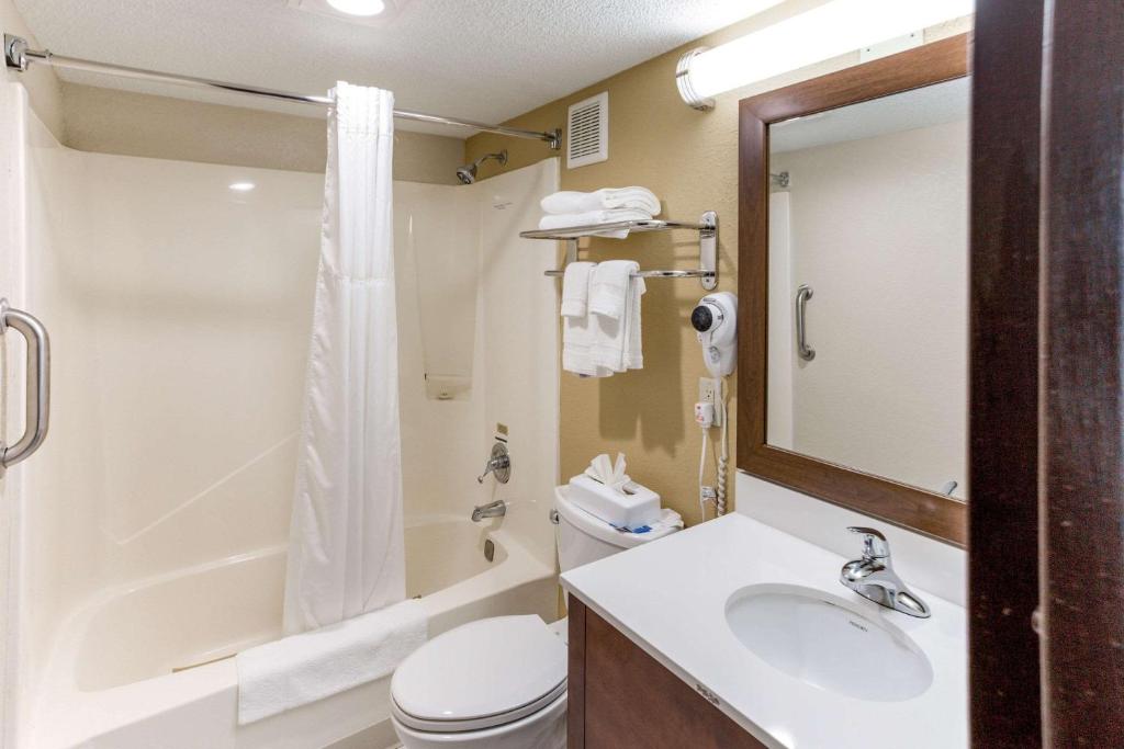 Koupelna v ubytování Quality Inn & Suites Plattsburgh
