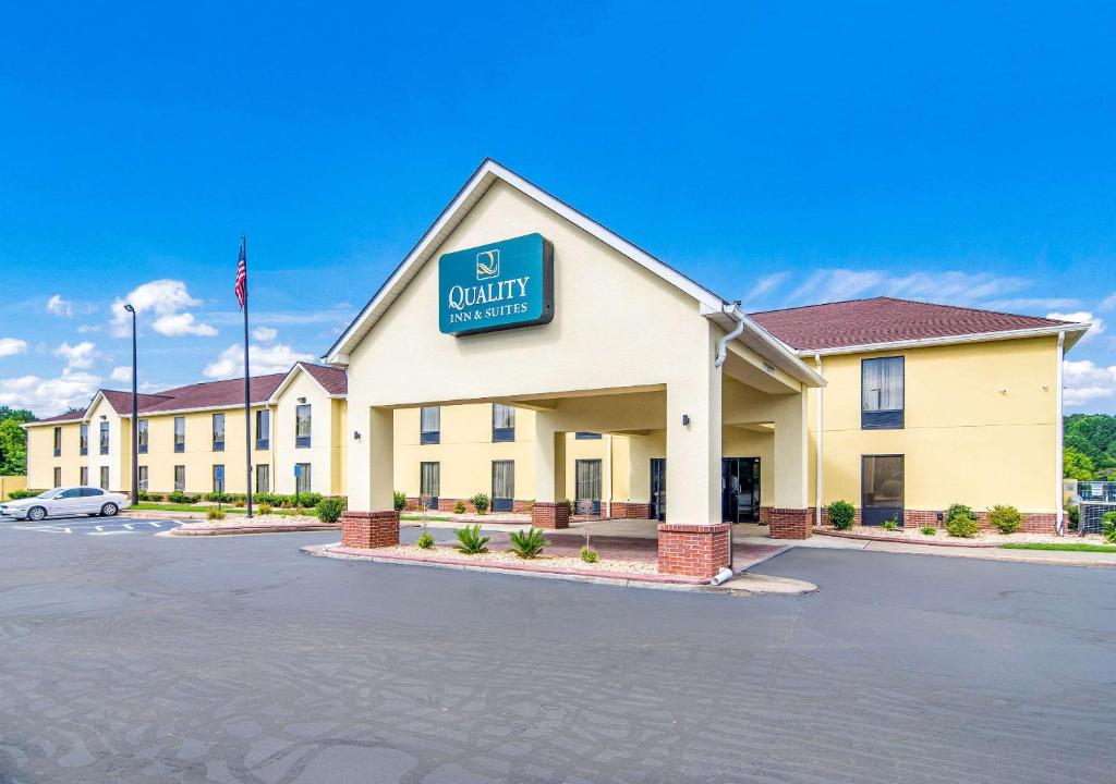 坎頓的住宿－Quality Inn & Suites Canton, GA，前面有标志的酒店
