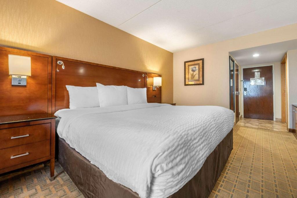 Clarion Hotel Conference Center on Lake Erie - King Suite: Accesible/no Fumar