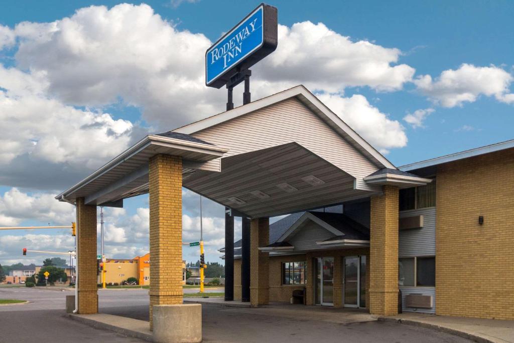 a building with a street sign on top of it at Rodeway Inn in Fargo