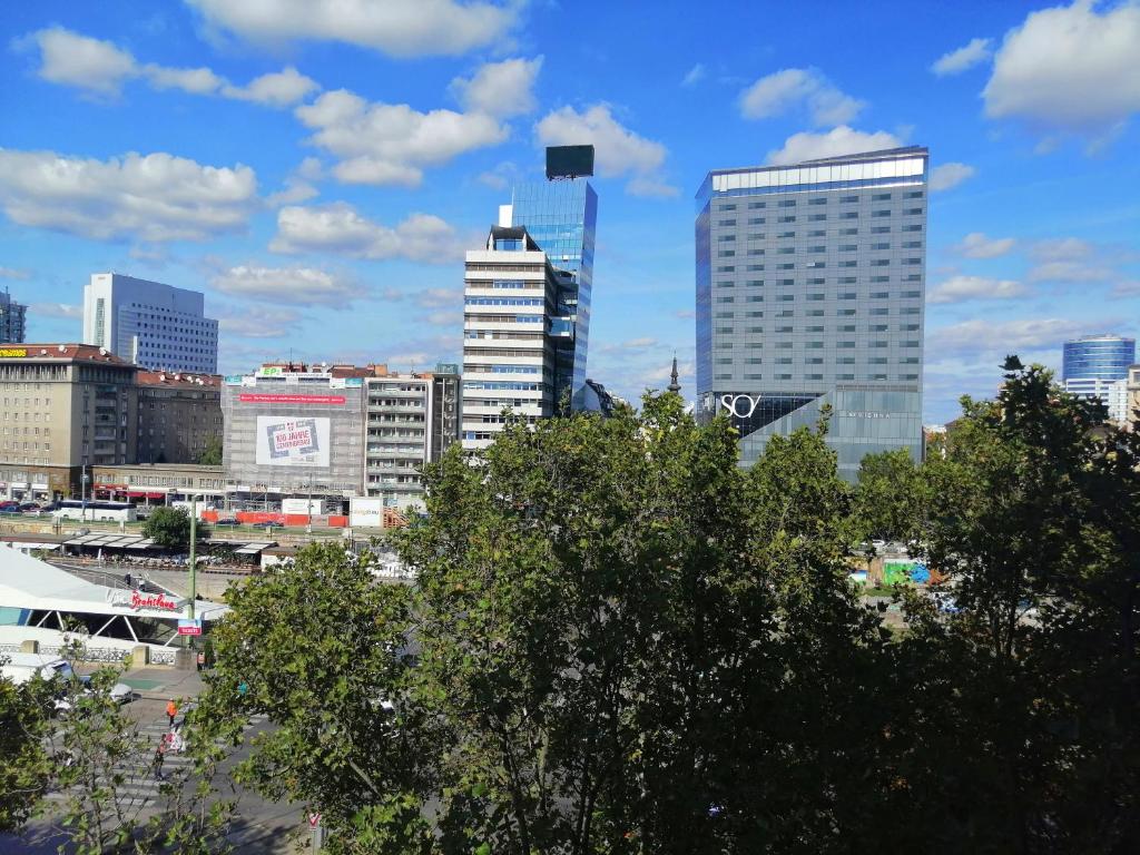 uitzicht op een stad met hoge gebouwen bij REMA Ferienwohnung Schwedenplatz in Wenen