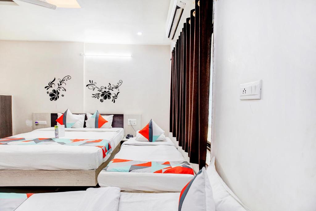 Postel nebo postele na pokoji v ubytování FabHotel Himanshi