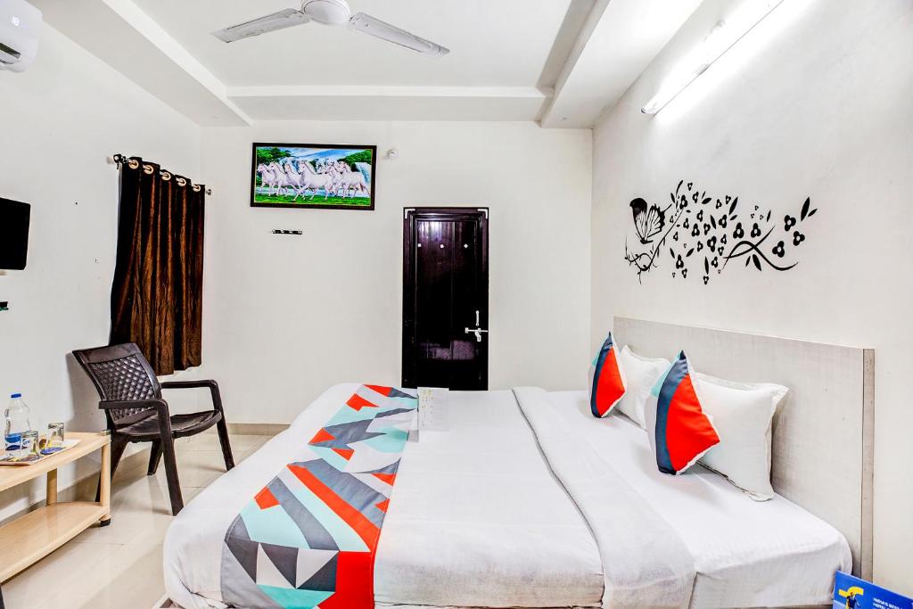 Postel nebo postele na pokoji v ubytování FabHotel Himanshi