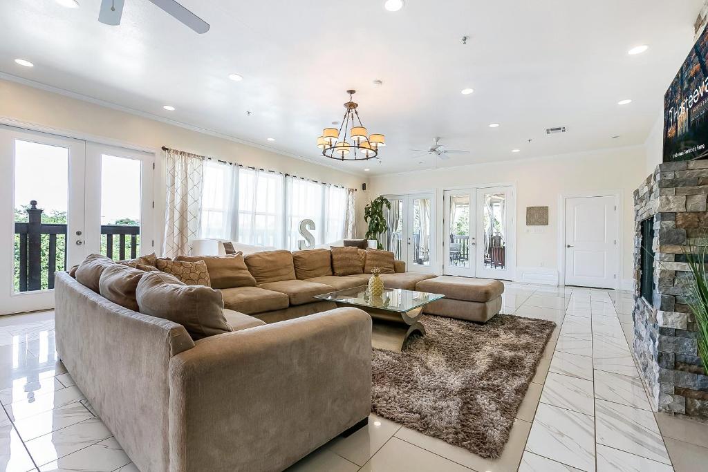 Spacious 3BR Luxury Penthouse with Balcony, New Orleans (updated prices ...
