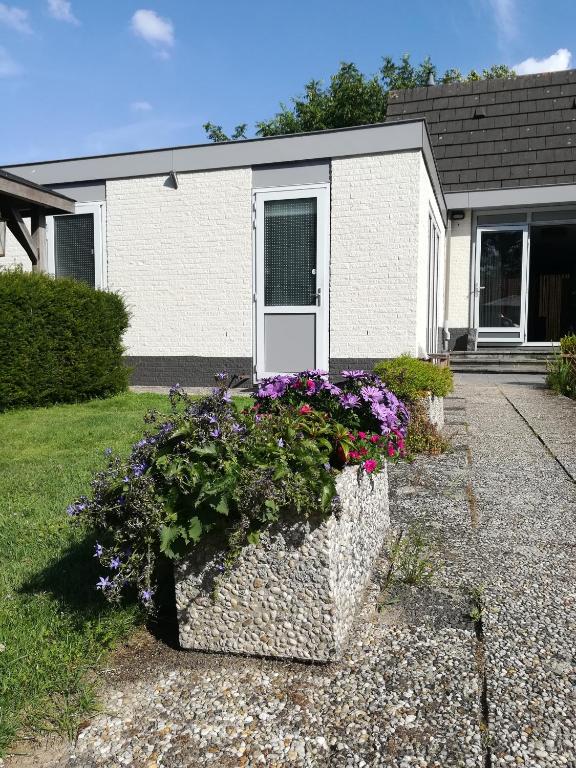 a house with a flower box in front of it at Luxe Studio Bovenweg in Rhenen