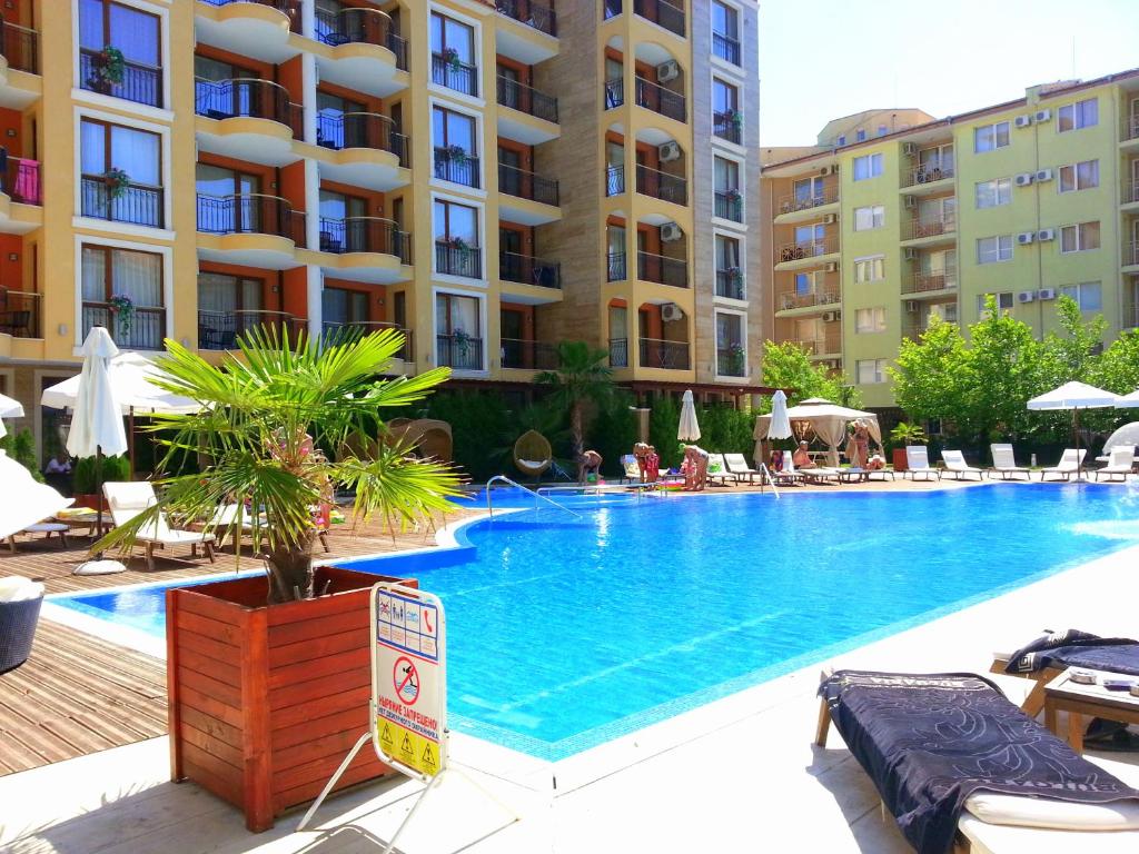 een groot zwembad voor een gebouw bij Menada Harmony Suites Apartments in Sunny Beach