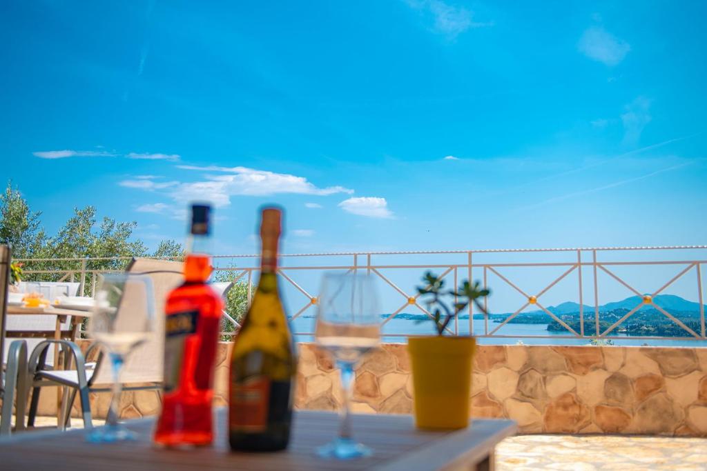 Joogid majutusasutuses Belvedere ,Pyrgi,Corfu ,stunning Ipsos bay view