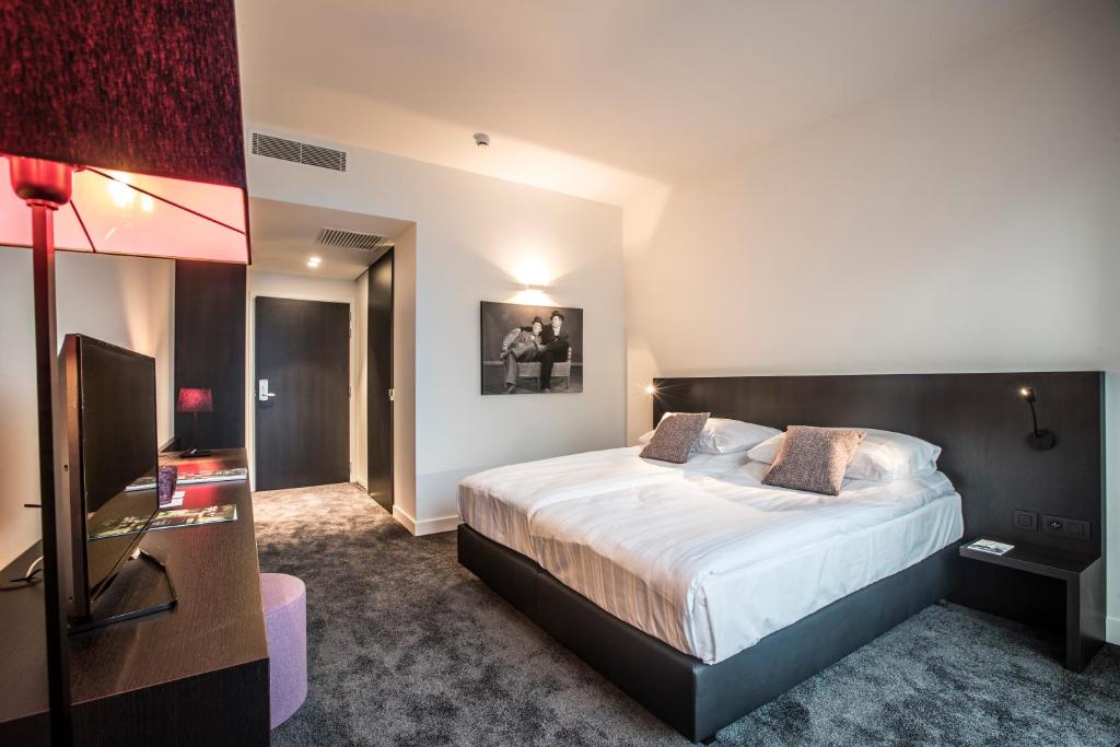 Postel nebo postele na pokoji v ubytování Serwir Hotel