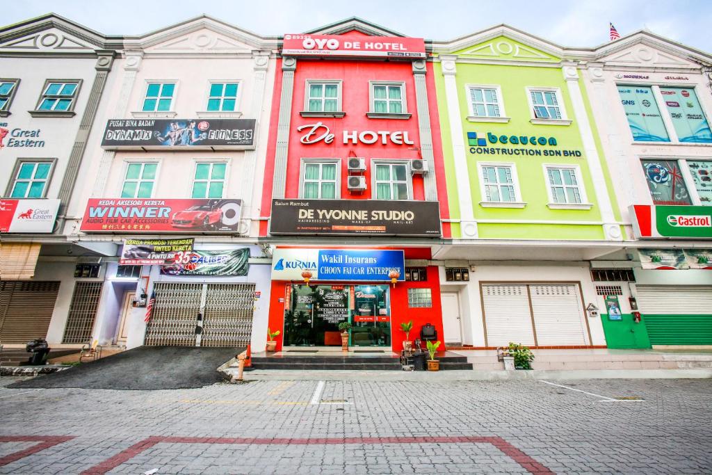 une rangée de bâtiments dans une rue de la ville dans l'établissement OYO 89332 De Hotel, à Teluk Intan