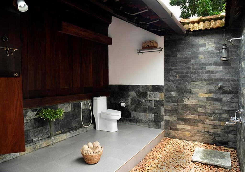 StayVista at La Riva Heritage Villa with Bicycle - Villa D'une Chambre