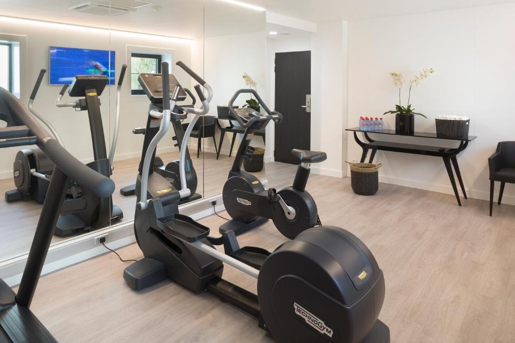 Fitness centrum a/nebo fitness zařízení v ubytování Serwir Hotel