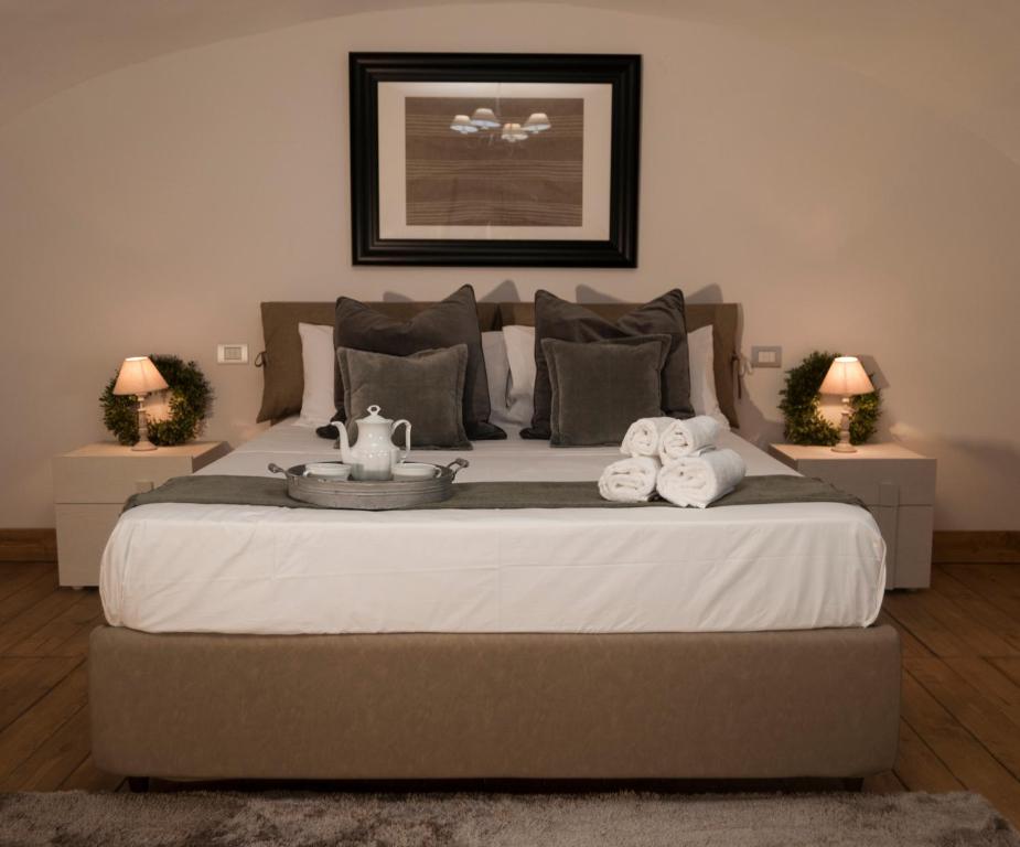 - une chambre avec un grand lit et des serviettes dans l'établissement Casa Teresinella, à Torre Annunziata