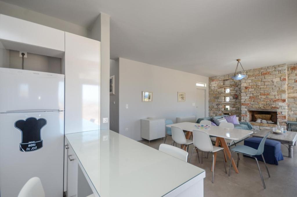 A kitchen or kitchenette at Sunshine villa