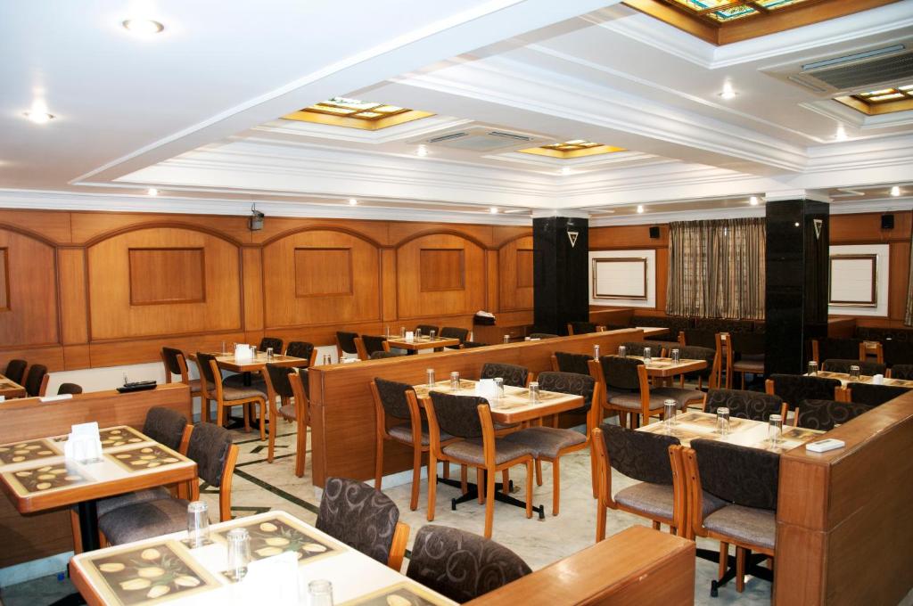 Restaurace v ubytování Suvarna Suits