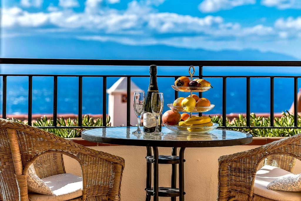 プエルト・デ・サンティアゴにあるOcean Viewのバルコニーにテーブルとフルーツの盛り合わせ