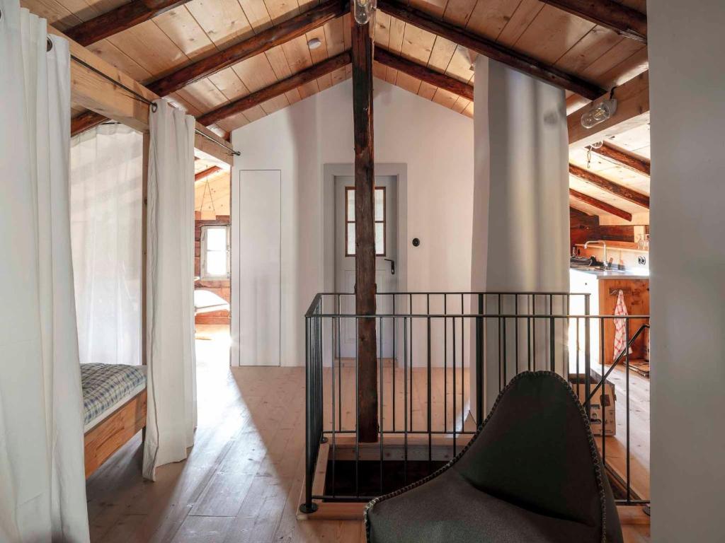 una sala de estar con sofá en una habitación con techos de madera en Schlosserhaus Lam, en Lam