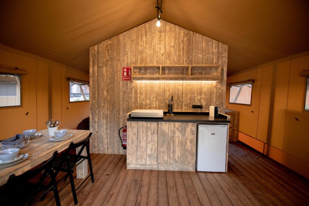 Kuchyň nebo kuchyňský kout v ubytování Glamping Can Bora Lodges