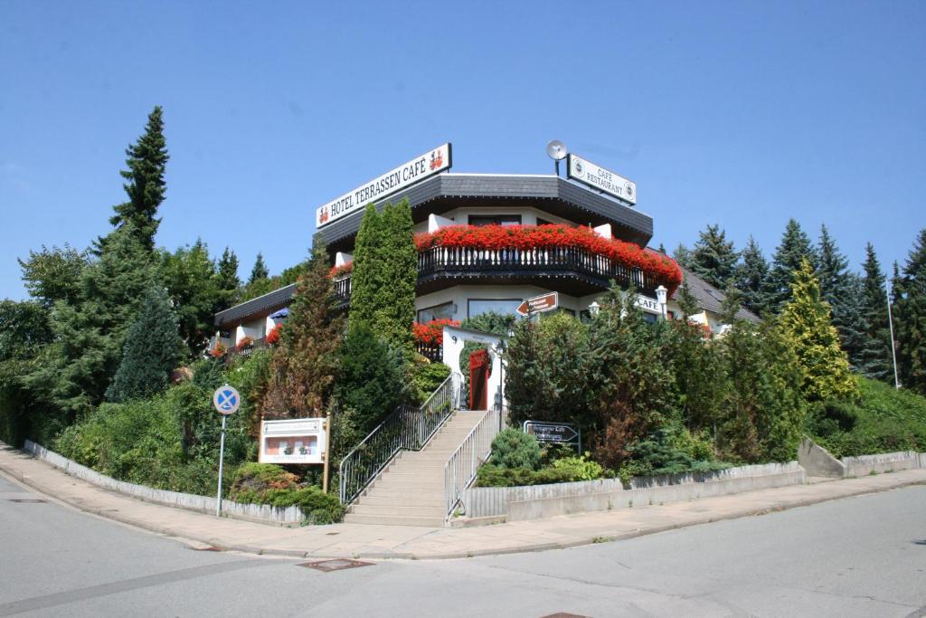 バート・ミュンダー・アム・ダイスターにあるThemen Hotel Terrassen Cafeの通路脇の植物建築