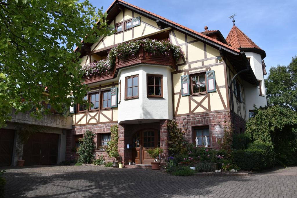 a house with flowers on the front of it at Heidi´s Häuschen in Schollbrunn