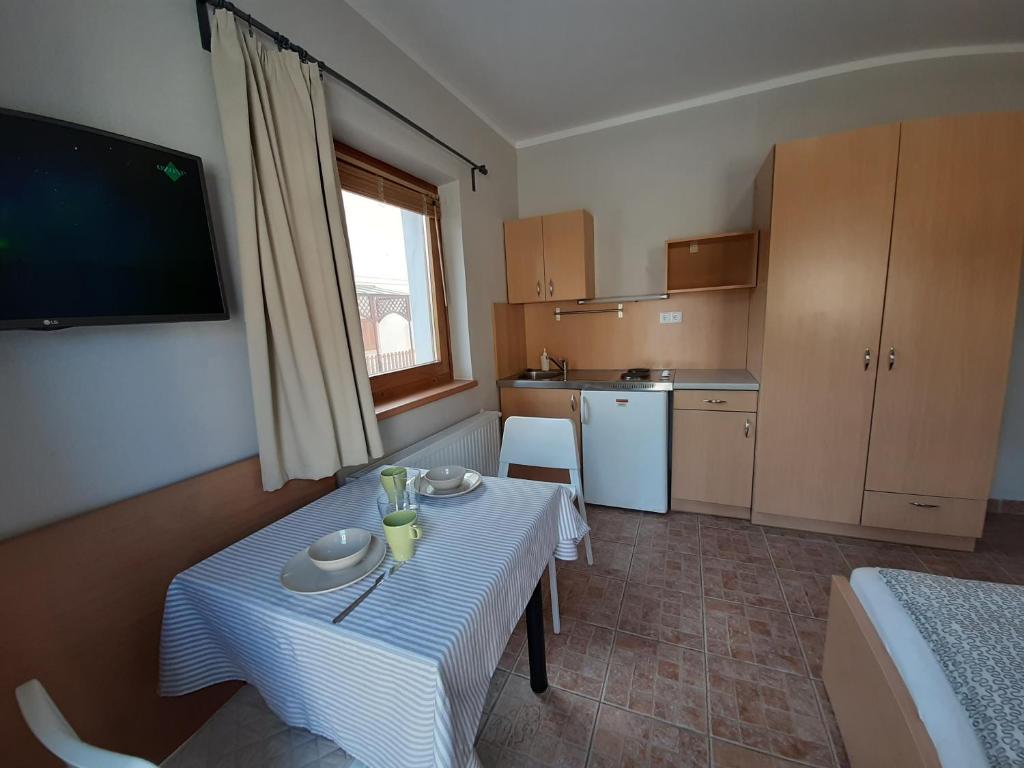 Kuchnia lub aneks kuchenny w obiekcie Família Apartmanház