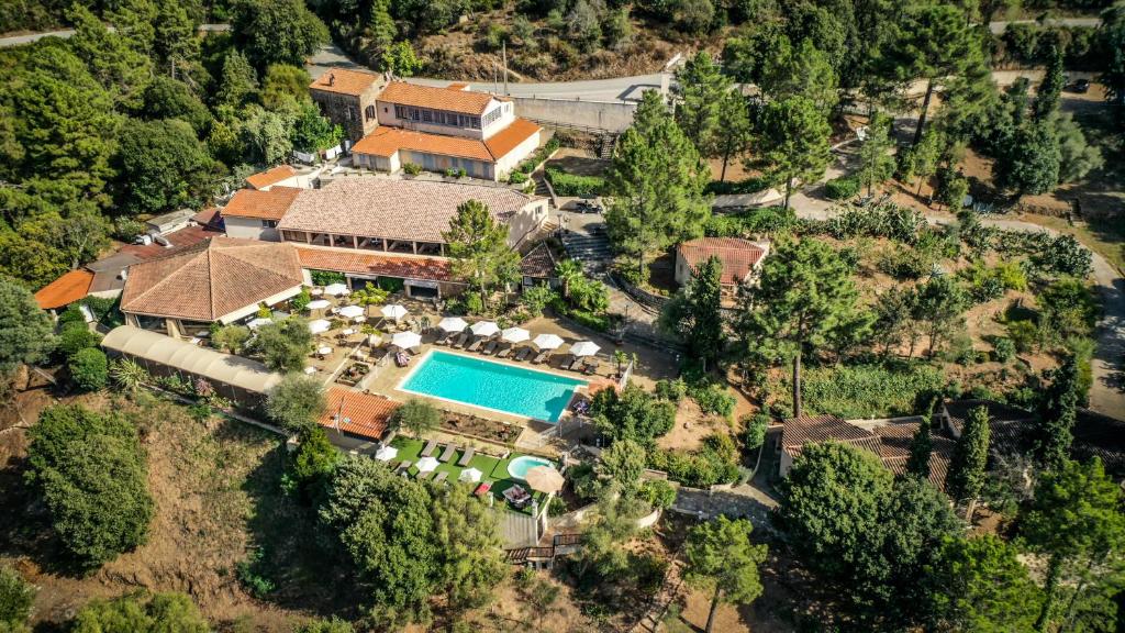 een luchtzicht op een huis met een zwembad bij Domaine de l'Oriu in Serriera