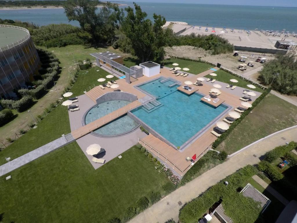 Bazén v ubytování Isola di Albarella Hotel Capo Nord nebo v jeho okolí