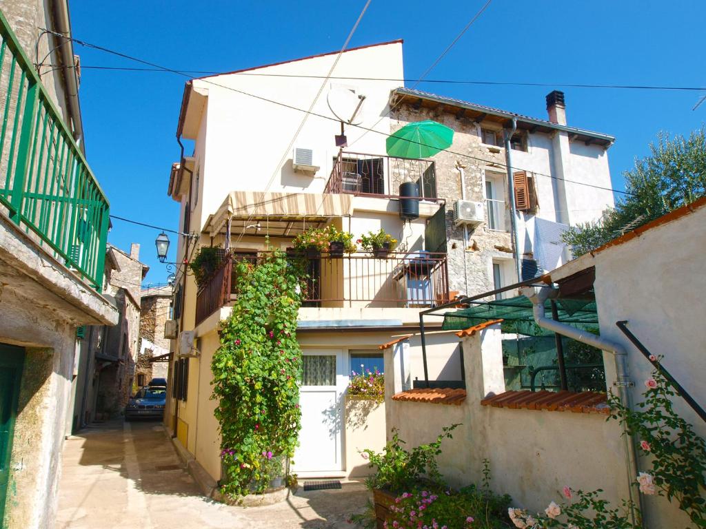 un callejón con un edificio blanco con balcón en Apartment Vodnjan 1123, en Vodnjan