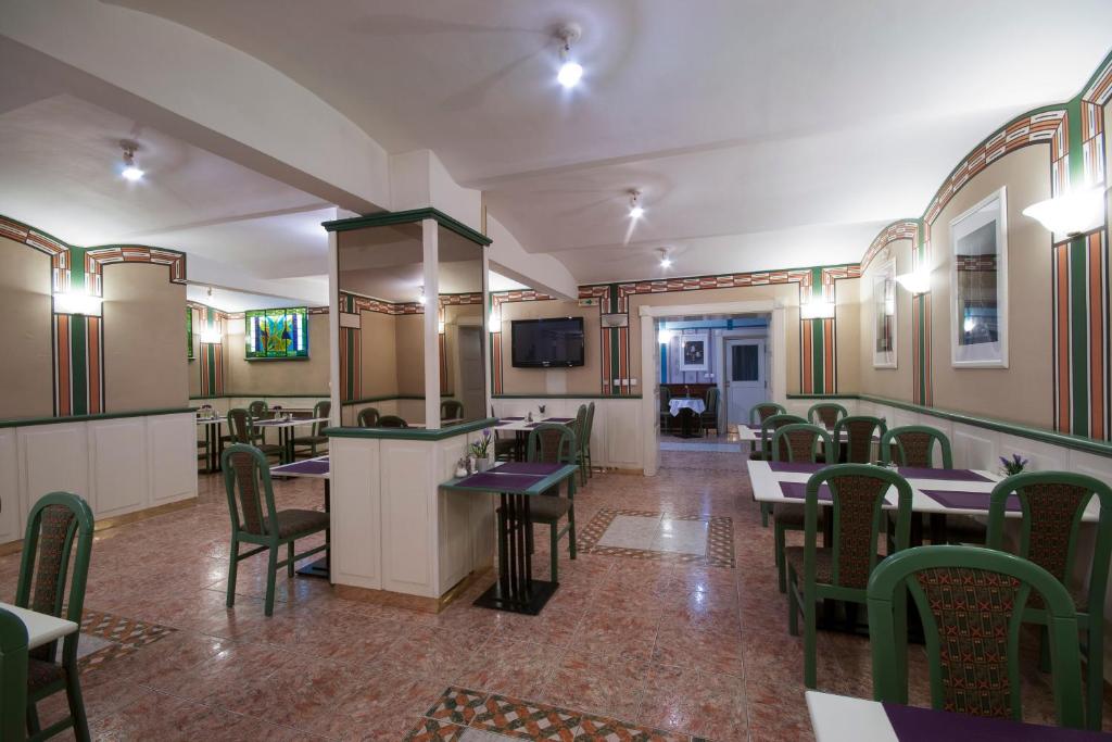 Televízia a/alebo spoločenská miestnosť v ubytovaní Art Deco Hotel Hoffmann